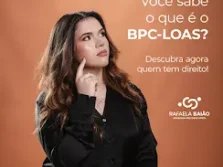 Tudo o Que Você Precisa Saber Sobre o Benefício de Prestação Continuada (BPC-LOAS) Imagem ilustrativa com uma advogada sorrindo ao lado de documentos e um notebook, representando assistência jurídica para solicitação do BPC-LOAS, benefício social para idosos e pessoas com deficiência.