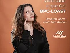 Imagem ilustrativa com uma advogada sorrindo ao lado de documentos e um notebook, representando assistência jurídica para solicitação do BPC-LOAS, benefício social para idosos e pessoas com deficiência.