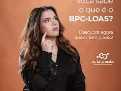 Imagem ilustrativa com uma advogada sorrindo ao lado de documentos e um notebook, representando assistência jurídica para solicitação do BPC-LOAS, benefício social para idosos e pessoas com deficiência.